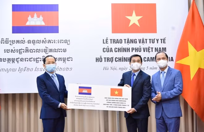Lễ trao tặng vật tư, thiết bị y tế gồm 800 máy thở, 2 triệu khẩu trang y tế và 300.000 khẩu trang N95 của Chính phủ và nhân dân Việt Nam hỗ trợ Chính phủ và nhân dân Campuchia ứng phó với dịch COVID-19.