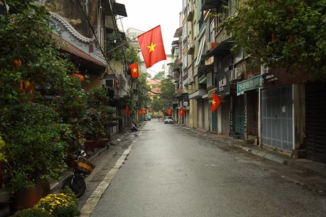 Sáng mồng một Tết, nhiều con phố thường ngày náo nhiệt là thế giờ yên tĩnh vô cùng