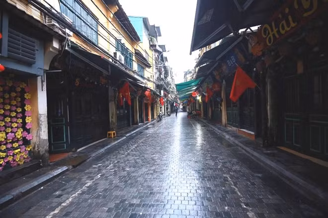 Sự náo nhiệt ồn ã dường như đã ở lại cùng với đêm giao thừa để Thủ đô có một buổi sáng đầu năm thanh bình, nhẹ nhàng.