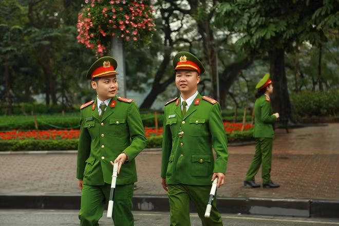 Hà Nội sáng đầu năm mới, nhiều cư dân vẫn chưa tỉnh giấc nồng nhưng vẫn có những người đã xuống đường đi làm nhiệm vụ. Lực lượng Công an có mặt tại nhiều địa điểm khắp Thủ đô nhằm đảm bảo người dân hưởng một Tết trọn vẹn.