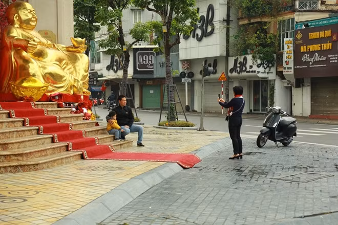 Một gia đình đi chơi buổi sáng mồng một đầu năm.