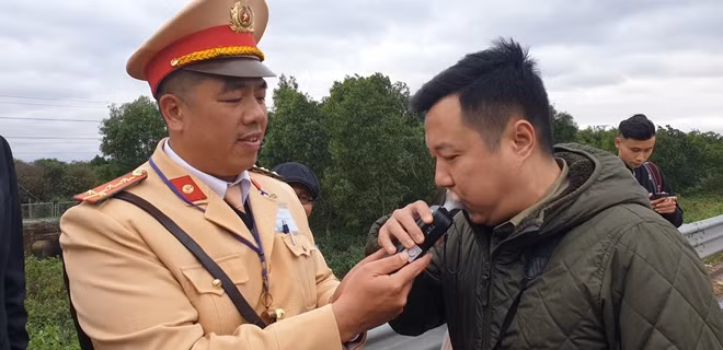 CSGT kiểm tra nồng độ cồn lái xe.