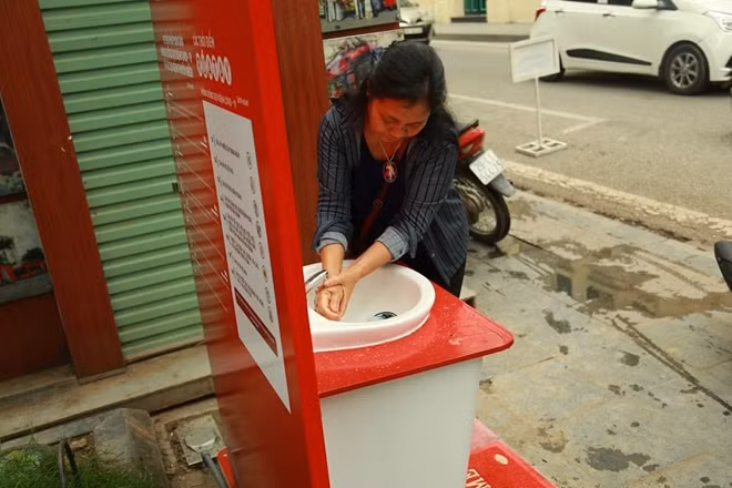 Theo ghi nhận của phóng viên chiều 23/3 cho thấy, nhiều người dân tại khu vực tỏ ra hào hứng với trạm rửa tay dã chiến này.