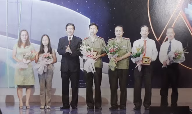 Nhà báo Lưu Vinh (thứ 3 từ phải sang) nhận giải B Giải Báo chí Quốc gia năm 2006.