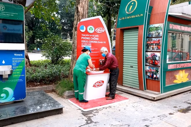 Trạm rửa tay dã chiến đầu tiên được lắp đặt tại khu vực Tượng đài vua Lý Thái Tổ (quận Hoàn Kiếm, Hà Nội).