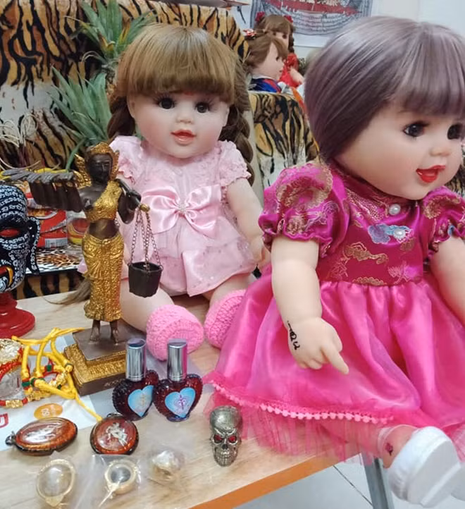 Một bộ phận người trẻ nuôi búp bê Lukthep, Kumanthong của Thái Lan để cầu tài lộc mà không lường hết hậu quả.