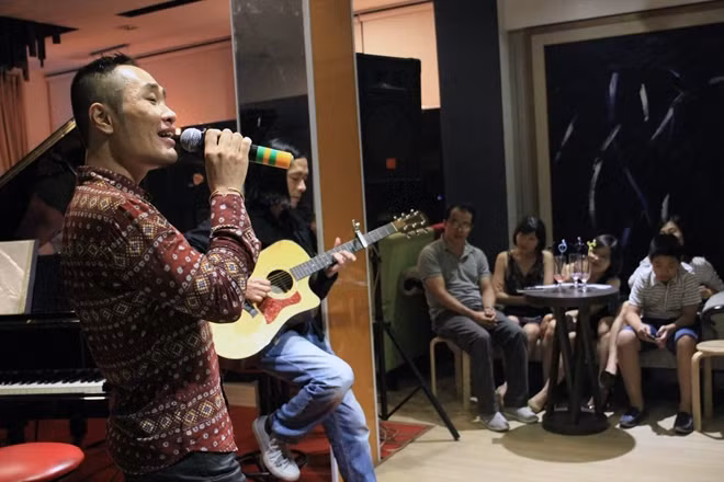 Vừa làm báo, vừa đi hát, Khôi Minh xem đó là nhu cầu thể hiện mình.