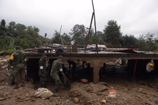 Quân đội được huy động cho công tác cứu trợ. Ảnh: AP Quân đội được huy động cho công tác cứu trợ. Ảnh: AP