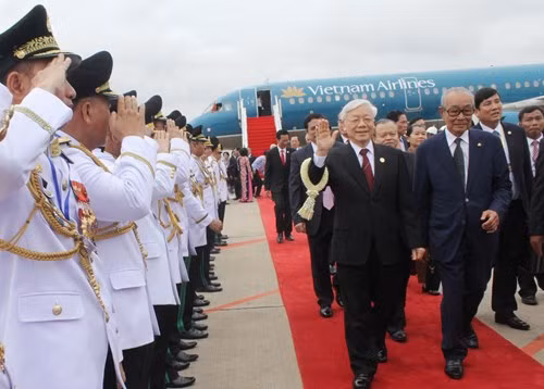 Phó Thủ tướng, Bộ trưởng Hoàng cung Samdech Kong Som Ol đón Tổng Bí thư Nguyễn Phú Trọng và đoàn tại sân bay.