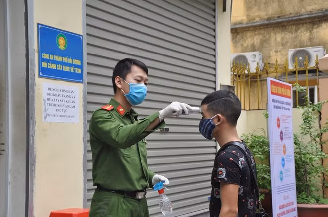 Công dân đến liên hệ công tác được bố trí ghế ngồi bên ngoài, đồng thời được cán bộ tiếp dân kiểm tra thân nhiệt, rửa tay bằng dung dịch sát khuẩn