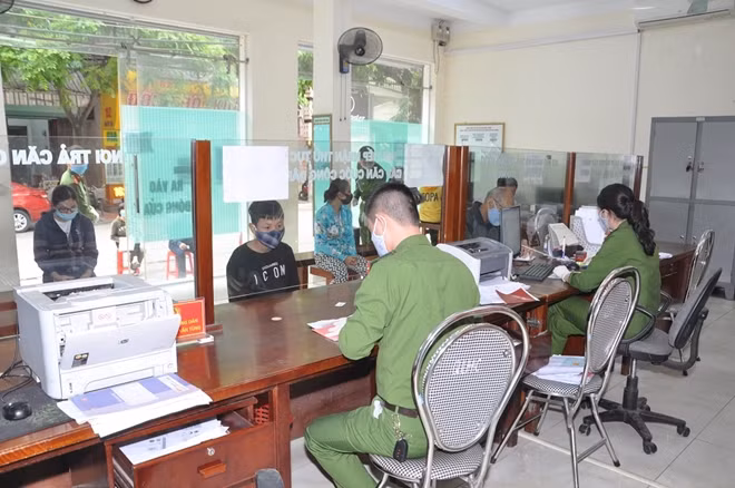 Bên trong cũng được bố trí các dãy ghế đảm bảo số lượng và khoảng cách an toàn theo đúng quy định.