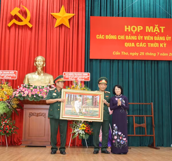 Phó Chủ tịch nước Đặng Thị Ngọc Thịnh, tặng quà lưu niệm Đảng ủy, Bộ Tư lệnh Quân khu 9.