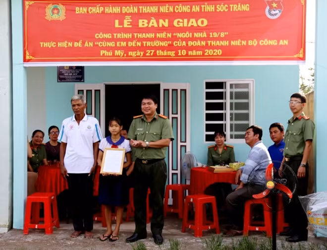 Mỹ An trong ngày vui được ở ngôi nhà mới do Công an xây tặng.