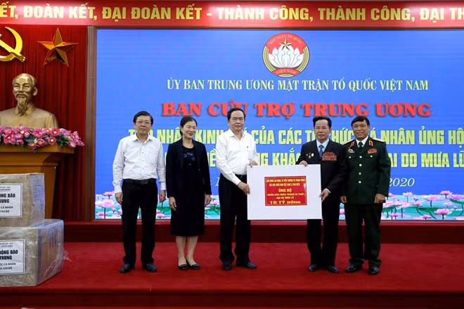 Anh hùng Lê Văn Kiểm trao số tiền 10 tỉ đồng ủng hộ đồng bào miền Trung.