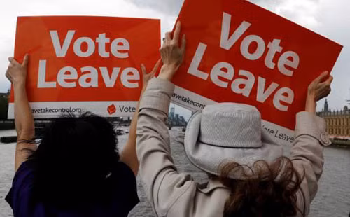 Những người ủng hộ Brexit trong một cuộc tuần hành hôm 15-6 gần tòa nhà Quốc hội Anh. Ảnh: Reuters.