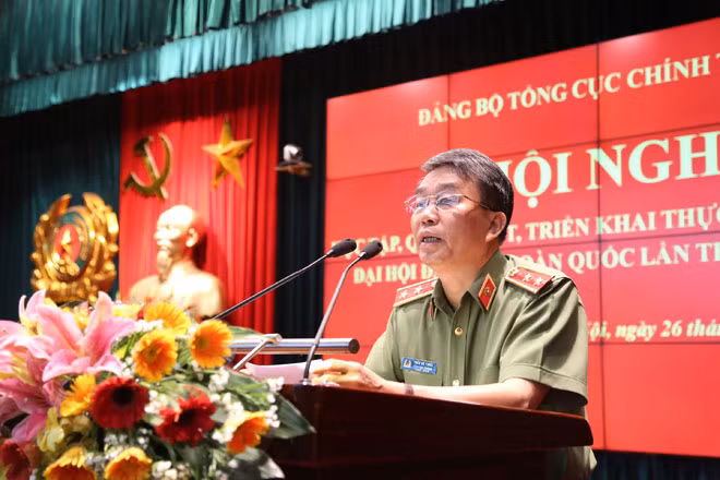Trung tướng Trần Bá Thiều, Ủy viên Đảng ủy Công an Trung ương, Bí thư Đảng ủy, Tổng cục trưởng Tổng cục Chính trị CAND phát biểu tại Hội nghị