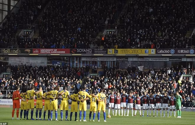 Cầu thủ hai đội Burnley và Chelsea giành 1 phút mặc niệm chủ tịch Leicester City vừa qua đời.