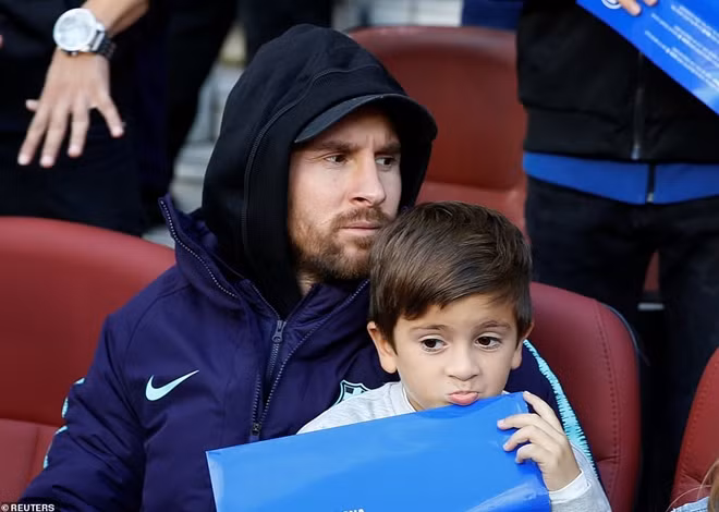 Messi trên khán đài NouCamp chứng kiến đồng đội hủy diệt đội khách.