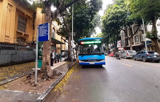 Các loại hình vận tải như xe buýt, xe taxi, xe hợp đồng xe du lịch sẽ giảm tần suất hoạt động. (Ảnh: Việt Hùng)