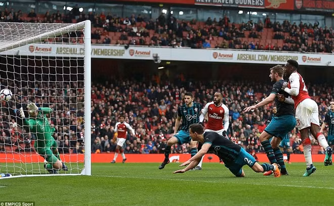 Welbeck ghi bàn ấn định tỷ số 3-2 cho Arsenal. Ảnh: Empic.