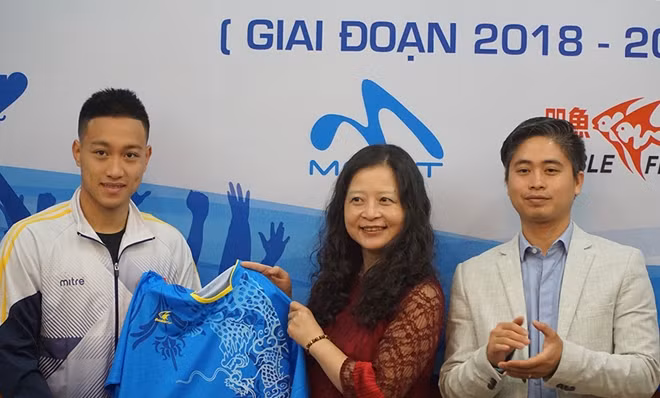 Đại diện Công ty Double Fish(Song Ngư) tặng quà cho vận động viên bóng bàn Việt Nam.