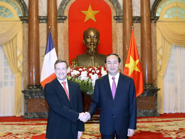 Chủ tịch nước Trần Đại Quang và ngài Bertrand Lortholary, Đại sứ Cộng hoà Pháp. Ảnh: TTXVN. Chủ tịch nước Trần Đại Quang và ngài Bertrand Lortholary, Đại sứ Cộng hoà Pháp. Ảnh: TTXVN.