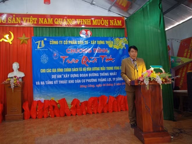 Một trong những hoạt động vì cộng đồng của công ty: Trao quà Tết cho các gia đình chính sách và hộ dân gương mẫu trong vùng dự án công ty đang triển khai