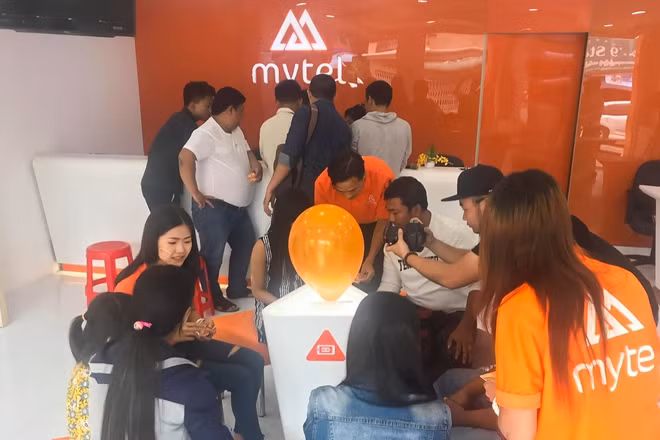 Không khí cửa hàng Mytel trước giờ khai trương.