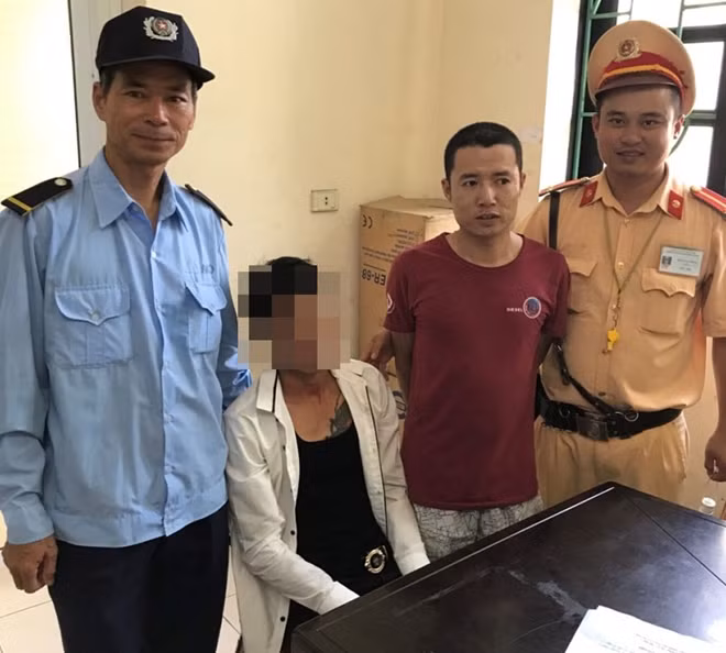 CSGT, cùng bảo vệ cầu Bãi Cháy và người dân đưa Ngô Quang Dương (áo trắng thứ 2 trái qua phải) về Công an TP Hạ Long.