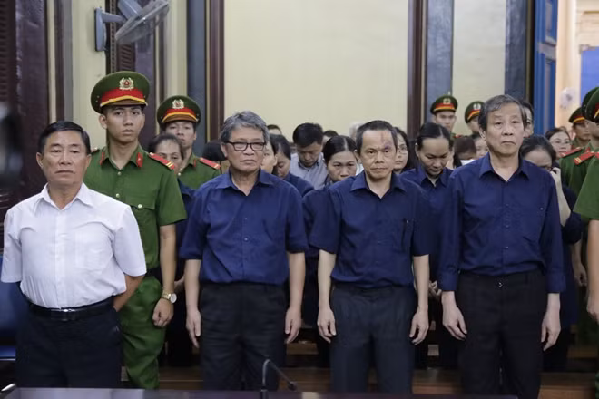 Các bị cáo đang nghe tuyên án.