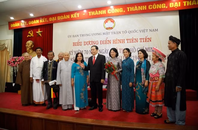 Phó Chủ tịch nước Đặng Thị Ngọc Thịnh; Chủ tịch Chủ tịch UBTW MTTQ Việt Nam Trần Thanh Mẫn trò chuyện với các đại biểu.