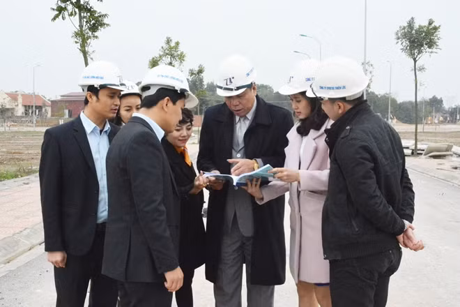 Cán bộ, nhân viên Công ty Thiên Lộc kiểm tra công trình tại một dự án của công ty