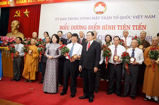 Phó Chủ tịch nước Đặng Thị Ngọc Thịnh; Chủ tịch Chủ tịch UBTW MTTQ Việt Nam Trần Thanh Mẫn tặng hoa và biểu trưng của Mặt trận Tổ quốc cho các điển hình tiên tiến.