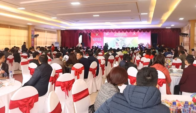 Hàng trăm khách hàng tham dự chương trình “ Lễ tri ân khách hàng” dự án đất nền mặt đường Thống Nhất thành phố Sông Công do Công ty CP Đầu tư Xây dựng Thiên Lộc làm chủ đầu tư ngày 04-02-2018.