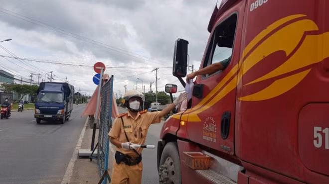 Lực lượng chức năng kiểm tra phương tiện vận tải. Ảnh minh hoạ