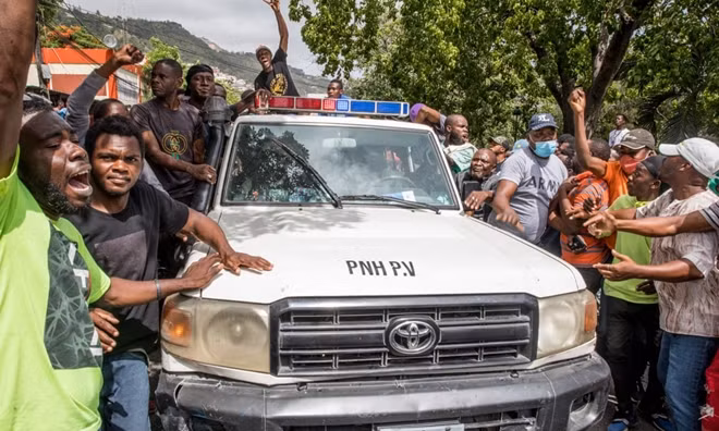 Người dân thủ đô Haiti bao vây đồn cảnh sát do phẫn nộ.