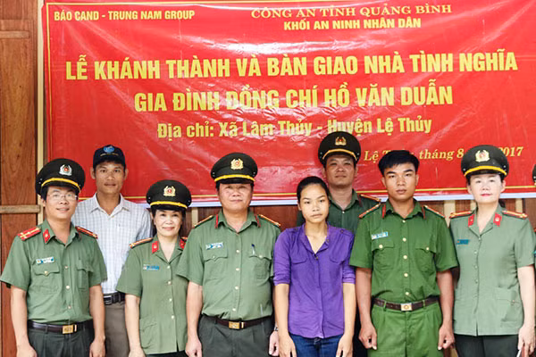 Đại diện Báo CAND, Công an tỉnh Quảng Bình và chính quyền địa phương trao tặng nhà cho Thiếu úy Hồ Văn Duẫn.