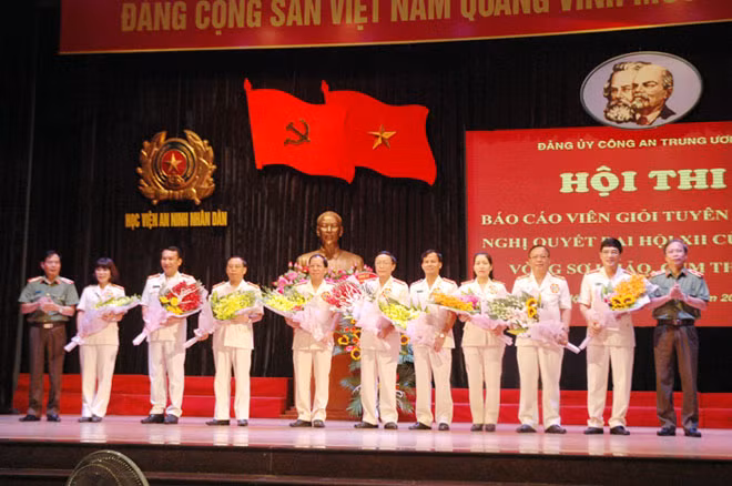 Thiếu tướng Đinh Huy Hiệu và GS.TS Thiếu tướng Bùi Trung Thành trao hoa chúc mừng các báo cáo viên tham dự Hội thi tại cụm thi số 4 .