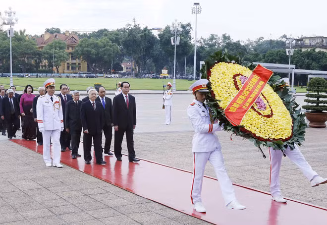 Đoàn đại biểu lãnh đạo, nguyên lãnh đạo Đảng, Nhà nước do Tổng Bí thư Nguyễn Phú Trọng dẫn đầu đặt vòng hoa, vào Lăng viếng Chủ tịch Hồ Chí Minh. Ảnh: TTXVN Đoàn đại biểu lãnh đạo, nguyên lãnh đạo Đảng, Nhà nước do Tổng Bí thư Nguyễn Phú Trọng dẫn đầu đặt vòng hoa, vào Lăng viếng Chủ tịch Hồ Chí Minh. Ảnh: TTXVN