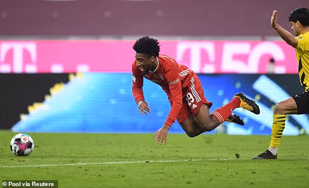 ...sau khi khi Coman bị Dahoud của Dortmund phạm lỗi rất thô trong vòng cấm.