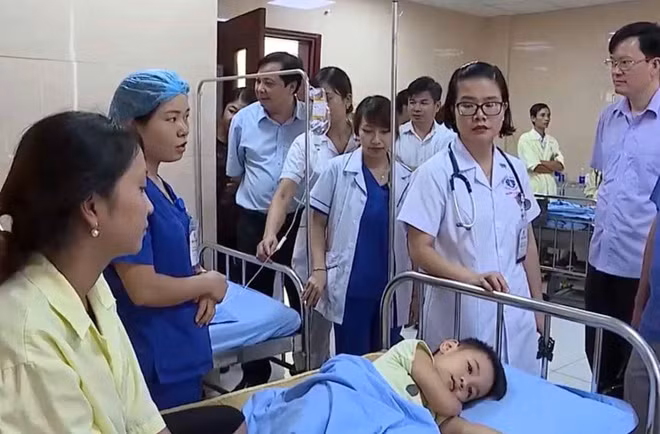 Các học sinh mầm non trường Thụy Liễu đang được cấp cứu nghi do ngộ độc thực phẩm