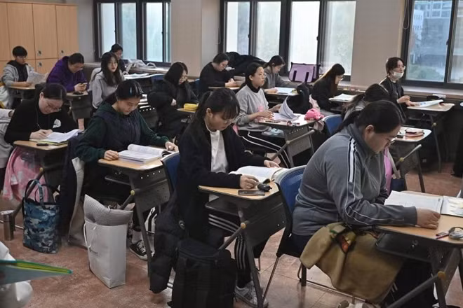 Các học sinh Hàn Quốc chuẩn bị bước vào kỳ thi sinh tử tại một trường trung học ở Seoul hôm 14-11 vừa qua. Ảnh: Straits Times.