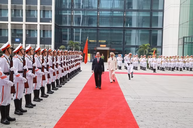 Chủ tịch nước Trần Đại Quang duyệt Đội danh dự tại buổi Lễ.