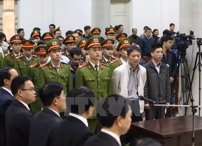 Các bị cáo nghe Hội đồng xét xử tuyên án.