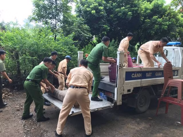 Các thiết bị dễ cháy nổ được sơ tán.