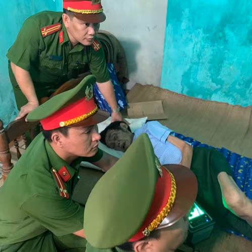 Công an huyện Tĩnh Gia làm thủ tục cấp thẻ CCCD lưu động cho ông Lê Văn Dục.