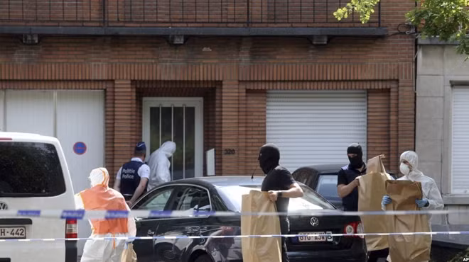 Cảnh sát Bỉ kiểm tra một ngôi nhà ở khu Molenbeek, Brussels.