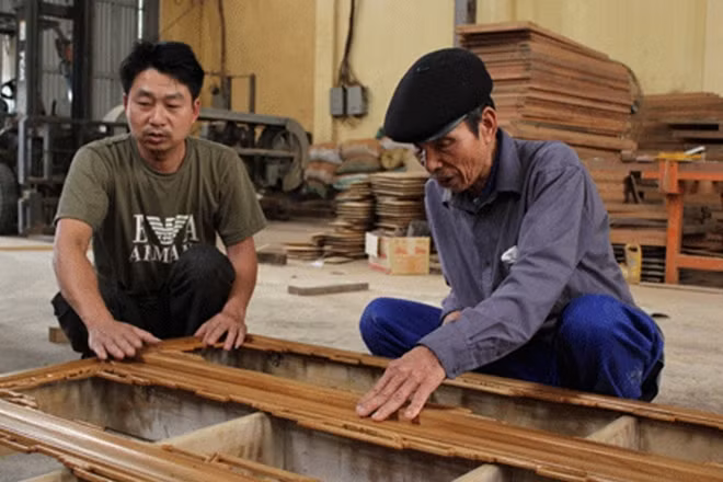 Ông Giáo tại xưởng mộc.