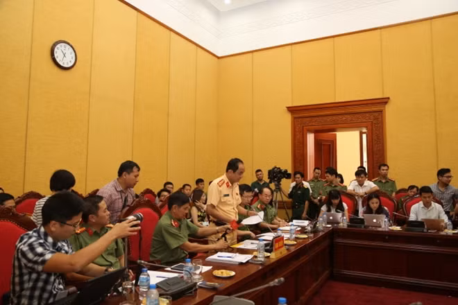 Lãnh đạo Cục Cảnh sát giao thông trả lời báo chí về việc thu hồi biển số xe và bán đấu giá biển số đẹp.