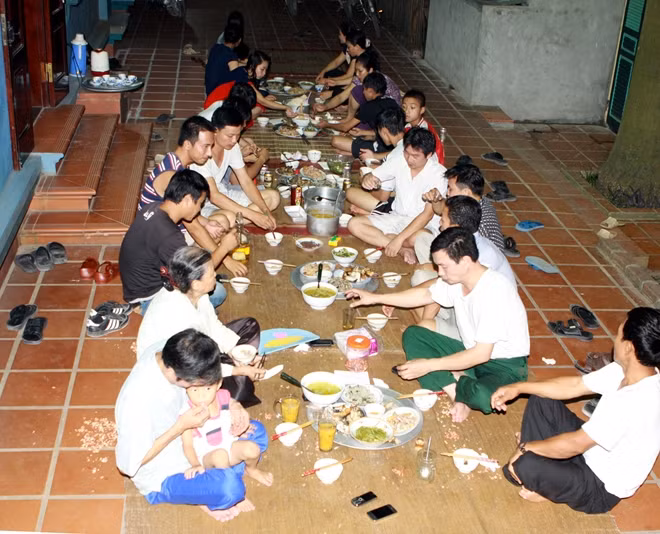 Bữa cơm tối trong gia đình ông Giáo.